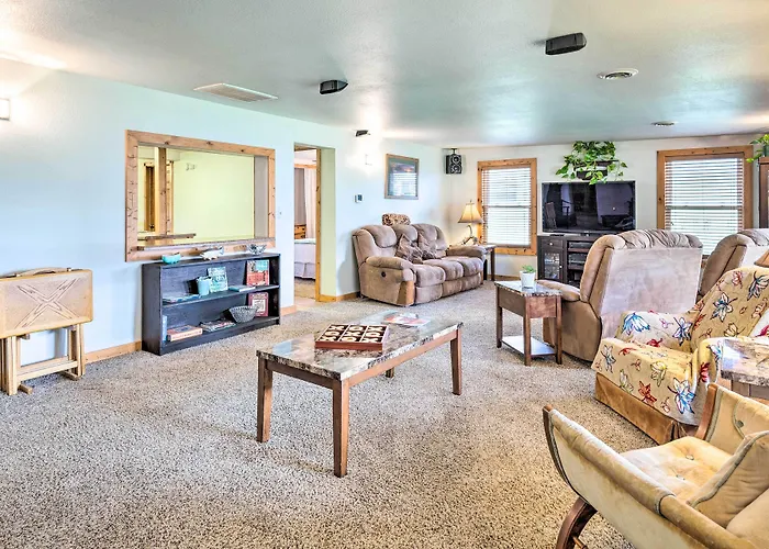 Lakeside Retreat: Private Hot Tub, Walk To Lake