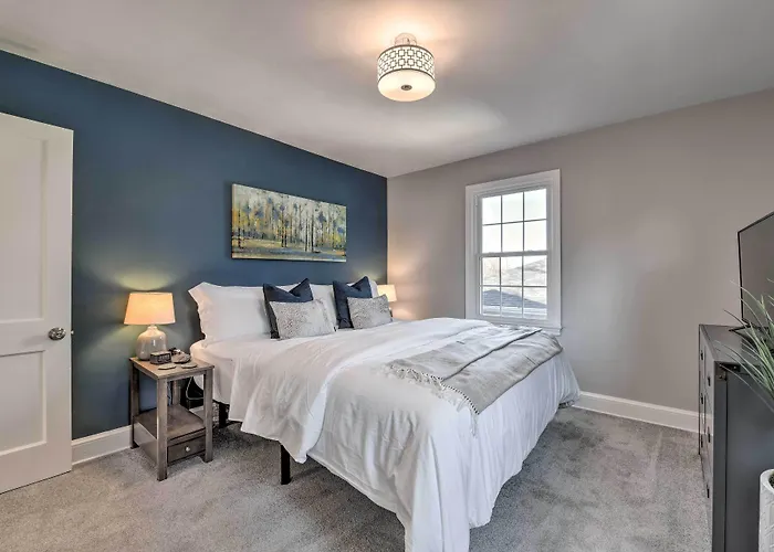 Mid-Century Modern Cottage In Ardmore Area!