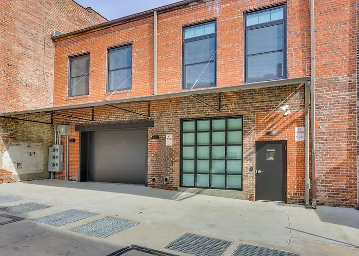 Downtown Omaha Getaway W/ Deck & Gas Grill!
