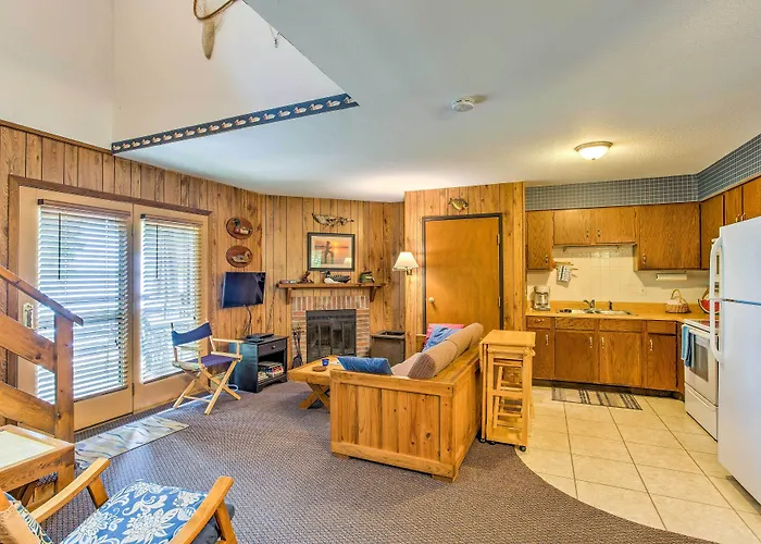 Clearwater Lake Getaway W/ Shared Pool & Boat Dock