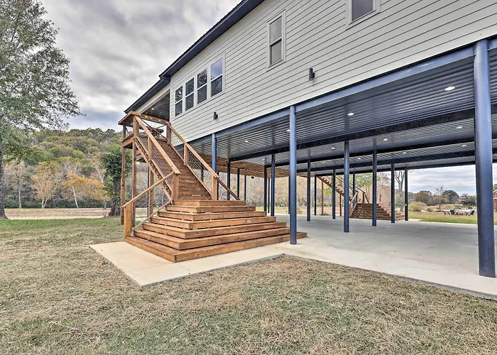 Lavish Riverfront Escape W/ Gas Grill!