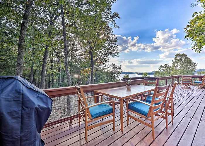 'Foxtail' Cabin Retreat: Steps To Beaver Lake!