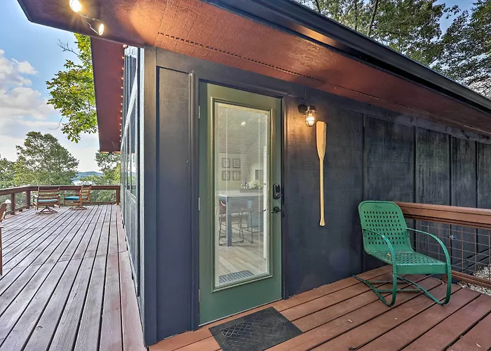 'Foxtail' Cabin Retreat: Steps To Beaver Lake!