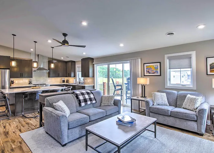 Chic Plymouth Townhome < 1 Mi To Road America