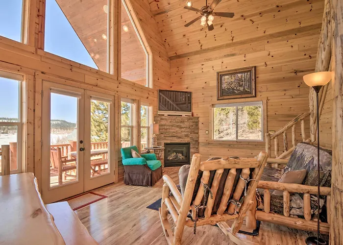 Whistling Woods Cabin: Meadow Views + Gas Grill!