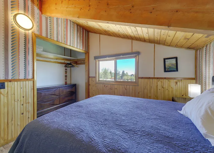 Spacious Pinedale Home W/ Mountain Range View
