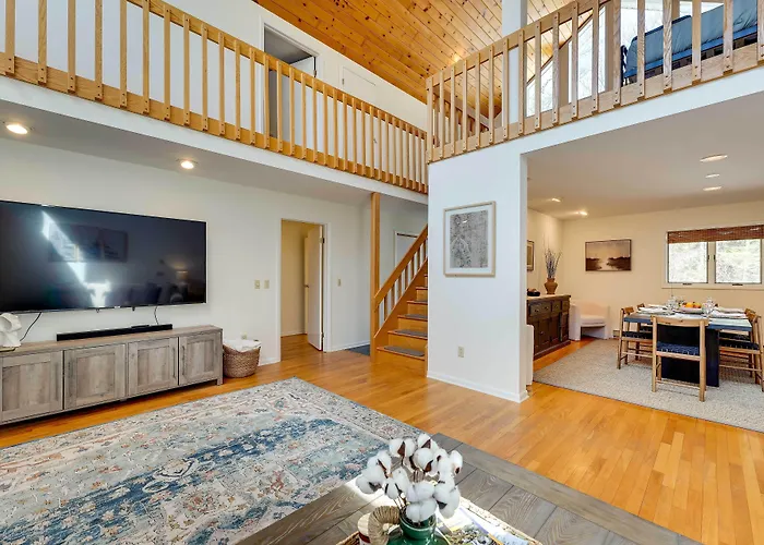 Lake George Oasis W/ 9 Acres, Hot Tub & Game Room!