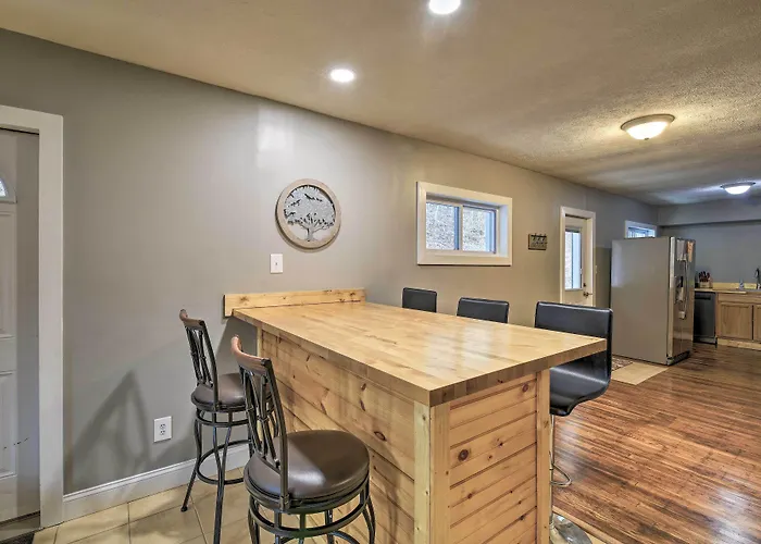 Mullens Cabin W/ Gas Grill & Mountain Views!