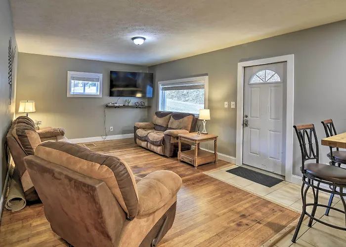 Mullens Cabin W/ Gas Grill & Mountain Views!