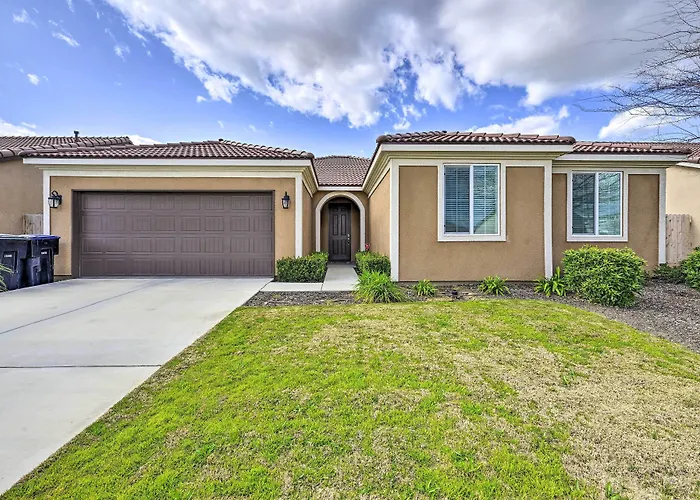 Visalia Home W/ Yard: 4 Mi To Downtown!