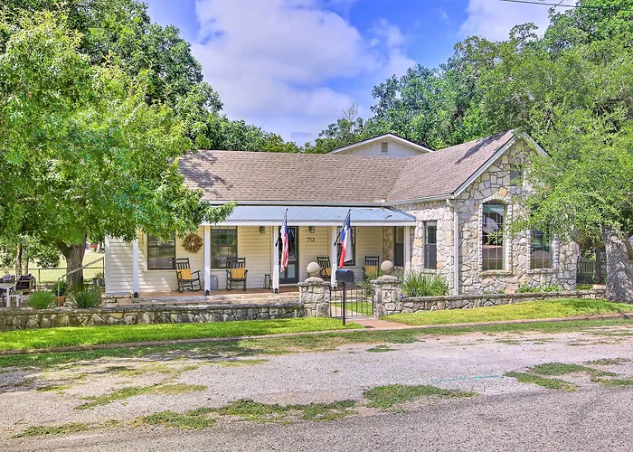 Beautiful Hill Country Cottage - Walk To Downtown!