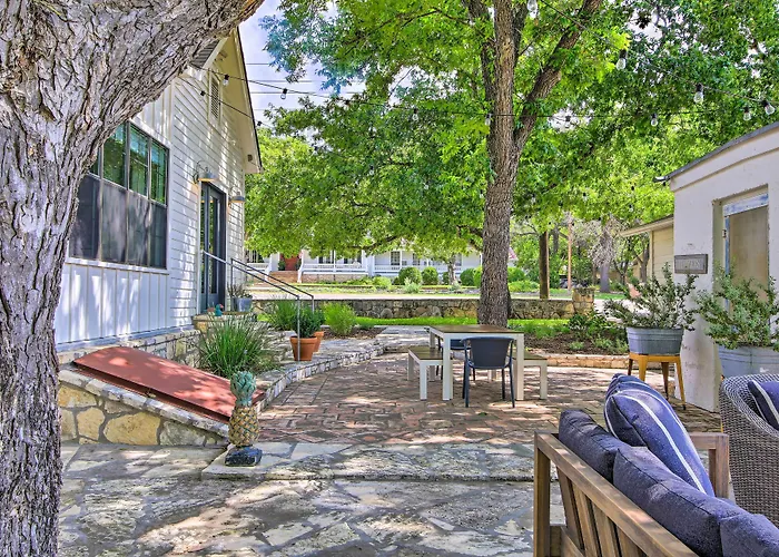 Beautiful Hill Country Cottage - Walk To Downtown!