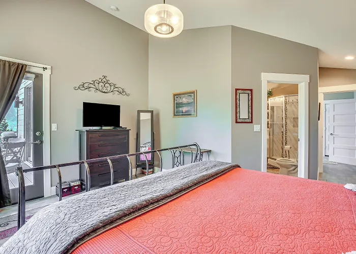 'Gorge Retreat' - Modern Carson Home W/ Mtn Views!
