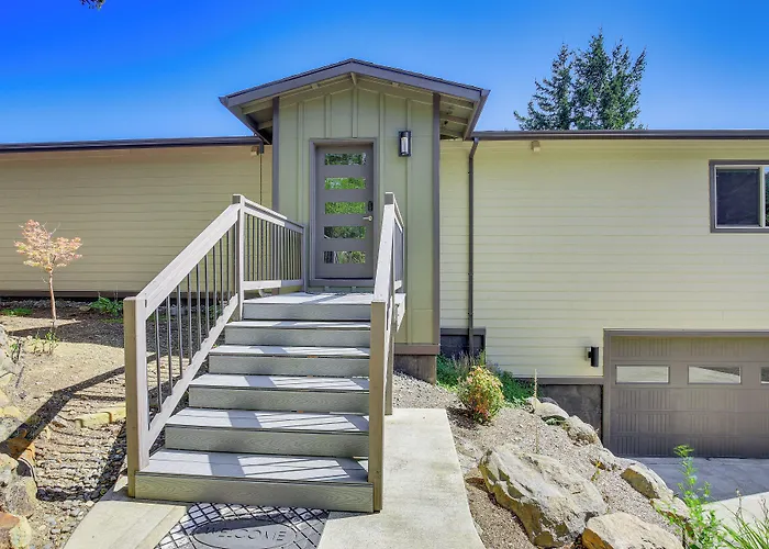 'Gorge Retreat' - Modern Carson Home W/ Mtn Views!