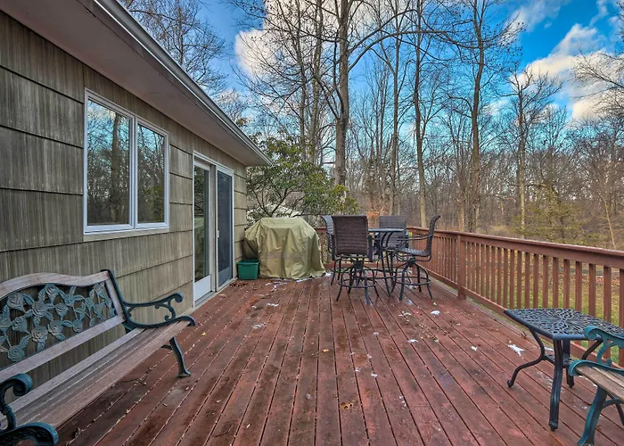 Family-Friendly Woodbury Home With Yard + Deck!