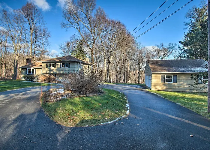 Family-Friendly Woodbury Home With Yard + Deck!