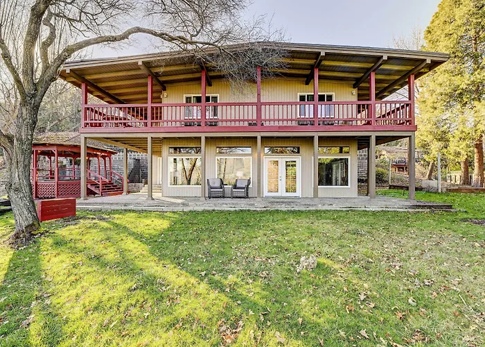 Pet-Friendly Grants Pass Home W/ Hot Tub!