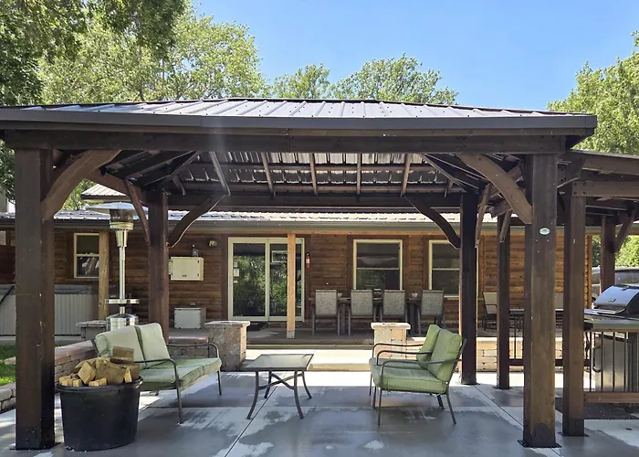 Lakeside Retreat: Private Hot Tub, Walk To Lake