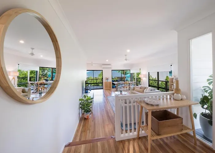 Beach House On Main - Airlie Beach