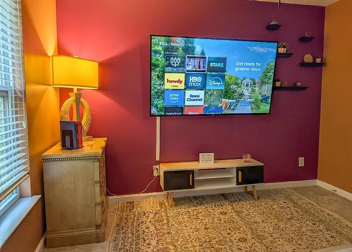 4Br Home With Calif King Bed Sleeps 10, Gym Near Airport