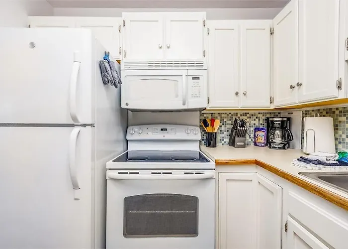 Quiet Anchorage Neighborhood Home W Walking Trail