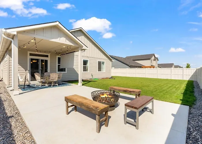 The Explorer! Extra Game Room, Fire Pit Sleeps 10!
