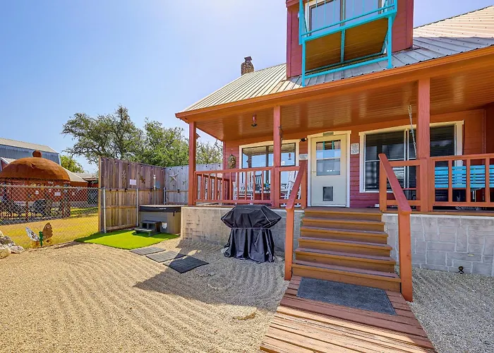 Pet-Friendly Fredericksburg Cabin W/ Hot Tub!