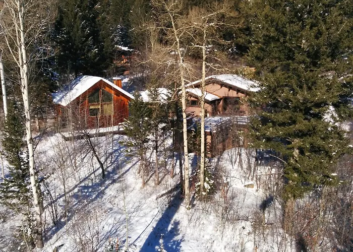 Bray House - Ski-In Ski-Out Family Home