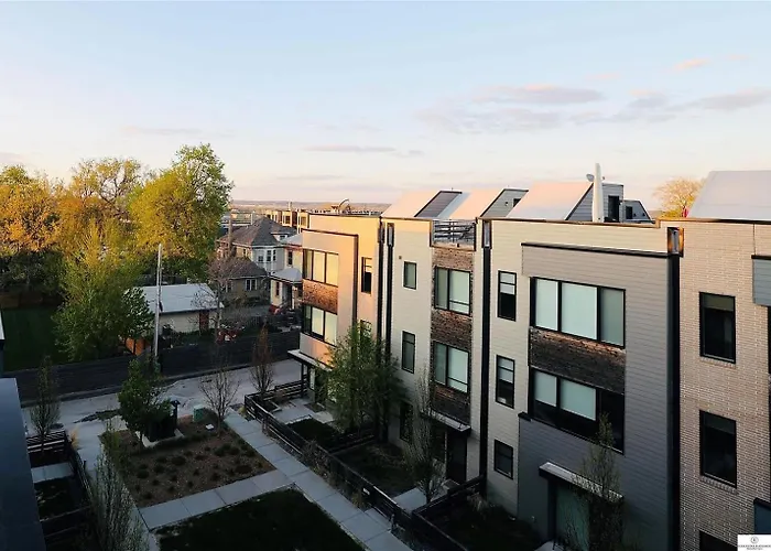 Modern & Stylish Townhome, Walk To Downtown Restuarants & Bars!