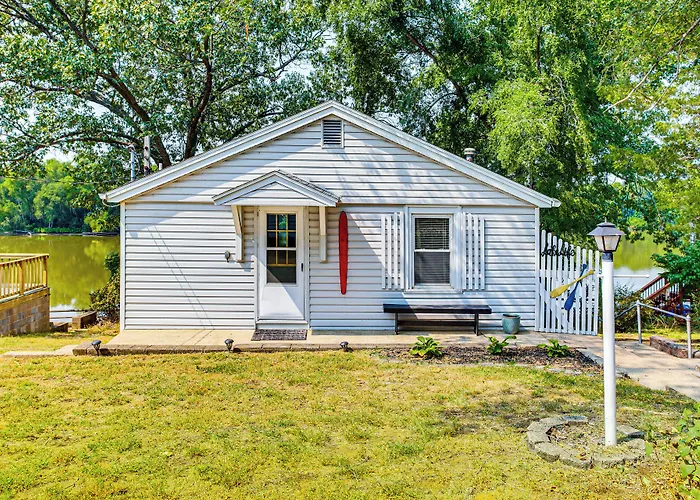 Lakefront Cabin W/ Patio In Havana!