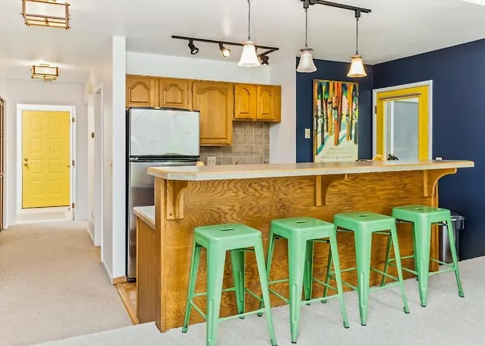 Compact Girdwood Condo Steps From The Lifts