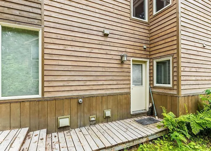 Compact Girdwood Condo Steps From The Lifts