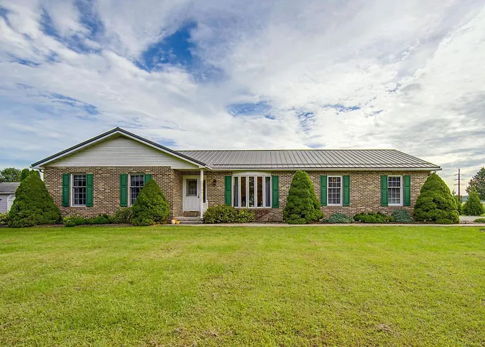Charming Lewisburg Home W/ Hot Tub & Games!