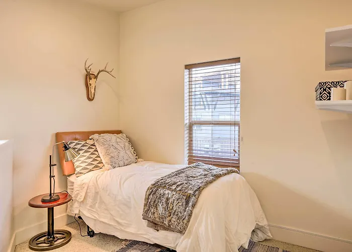 Walkable Park Mountain Getaway: Hot Tub & Views!