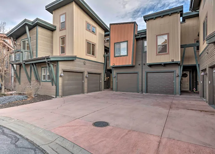 Walkable Park Mountain Getaway: Hot Tub & Views!