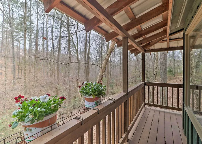 Cozy Conyers Cabin W/ Fireplace & Pool Table!