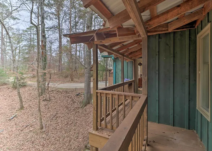 Cozy Conyers Cabin W/ Fireplace & Pool Table!