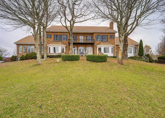 Immaculate Boone Villa W/ Entertainment Lounge!