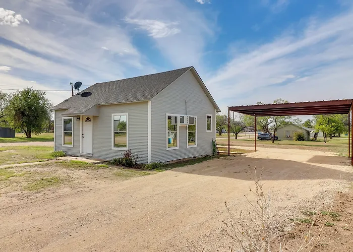 Cozy Ballinger Vacation Rental W/ Deck & Grill!