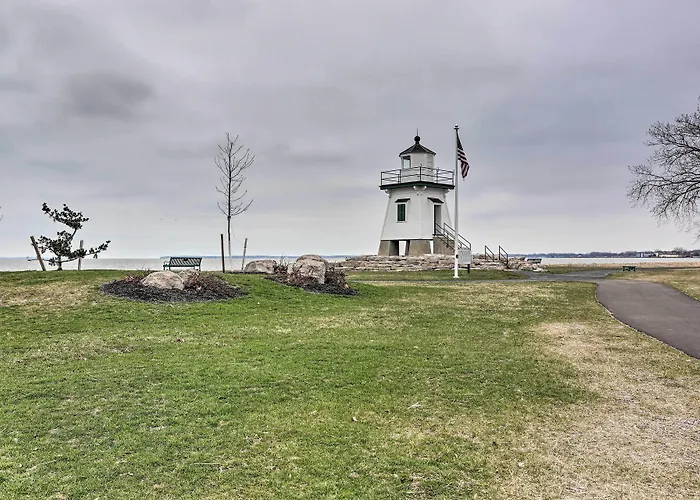 Port Clinton Getaway - Walk To Beach & Restaurants