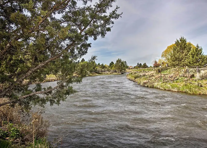 Updated Farmhouse W/ Deck On Central Oregon Canal!