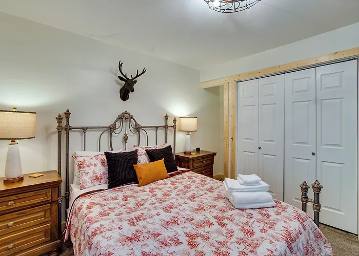 Unwind In Cle Elum: Hot Tub & Cozy Fireplace!