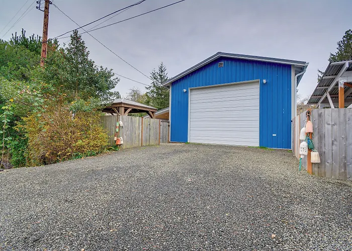 Westport Home W/ Hot Tub: 2 Blocks To Beach!