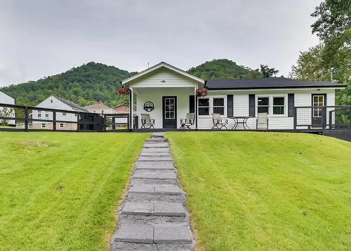 Mullens Home - Close To Hatfield-Mccoy Trailhead!