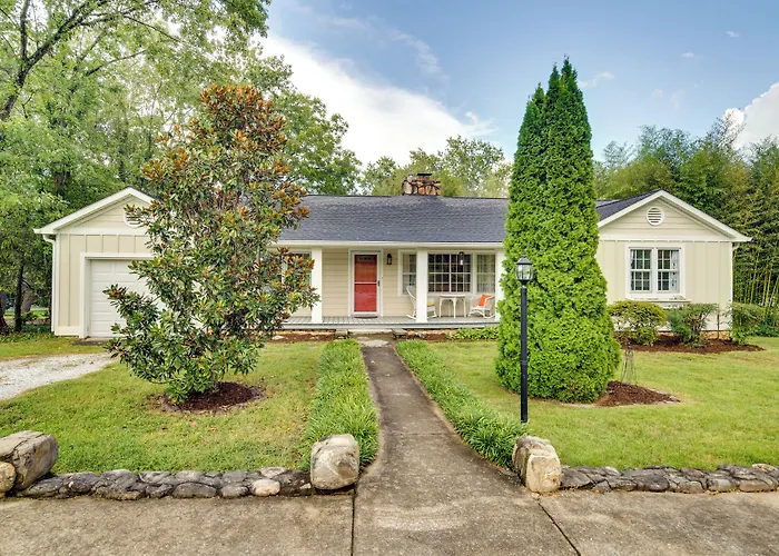 Hendersonville Haven W/ Fire Pit, Grill, Deck!