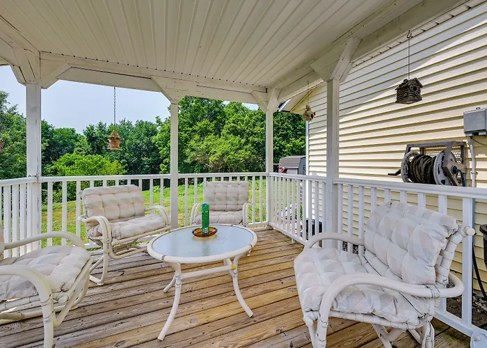 Charming Smiths Grove Home Near Cave Tours!