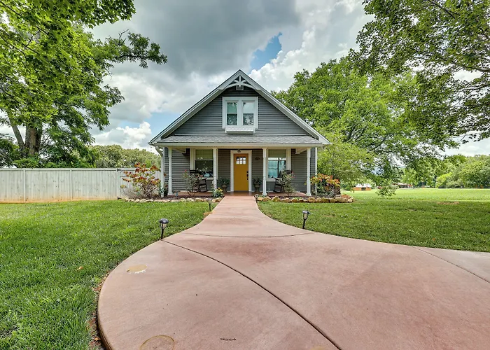 Cozy Tennessee Abode W/ Private Hot Tub & Fire Pit