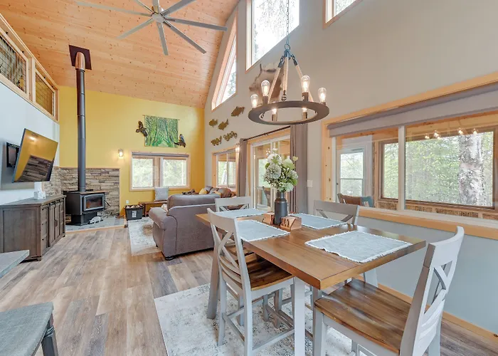 Soldotna Home W/ 2 Living Areas & Spacious Porch