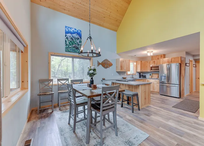 Soldotna Home W/ 2 Living Areas & Spacious Porch