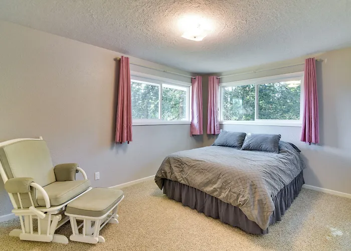 Serene Forest Grove Home W/ Deck & Stunning Views!